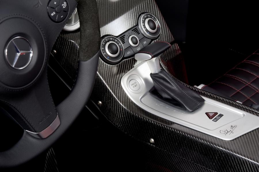 Детали интерьера Mercedes-Benz SLR McLaren Stirling Moss 2009 года  (фото 44 из 75)